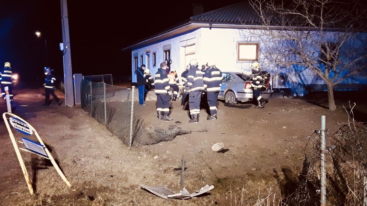 Na Šumpersku auto narazilo do rodinného domu, řidič se zranil